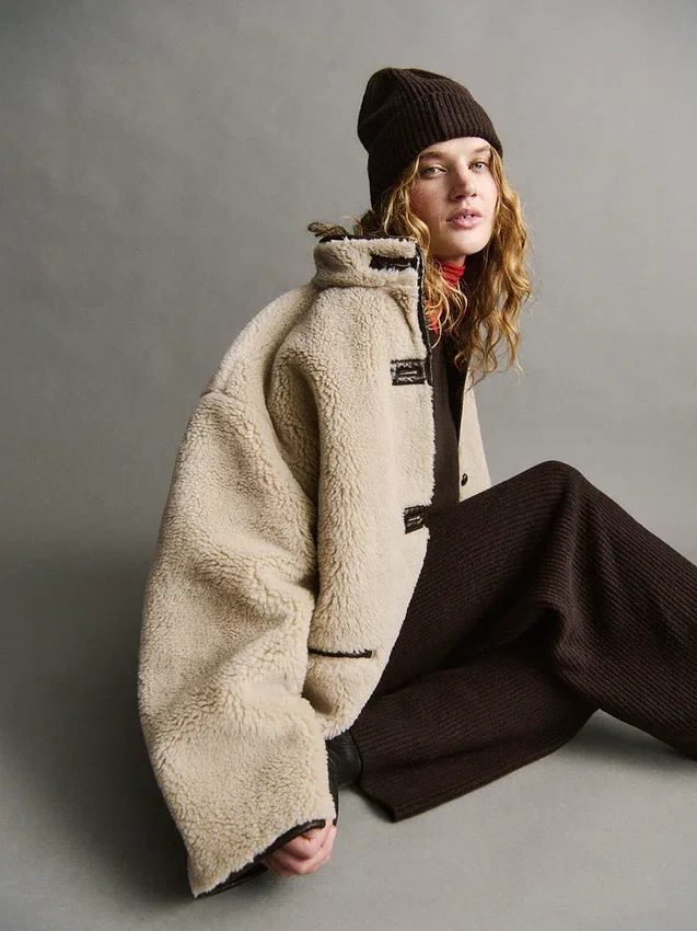 Veste en sherpa recyclé avec finitions en cuir vegan
